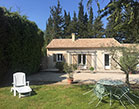 Vue du jardin arboré - espace repas en plein air